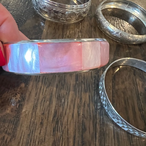 Set of 4 Vintage Bangle Bracelets 3 Silver tone 1 Pink shell - Picture 4 of 4